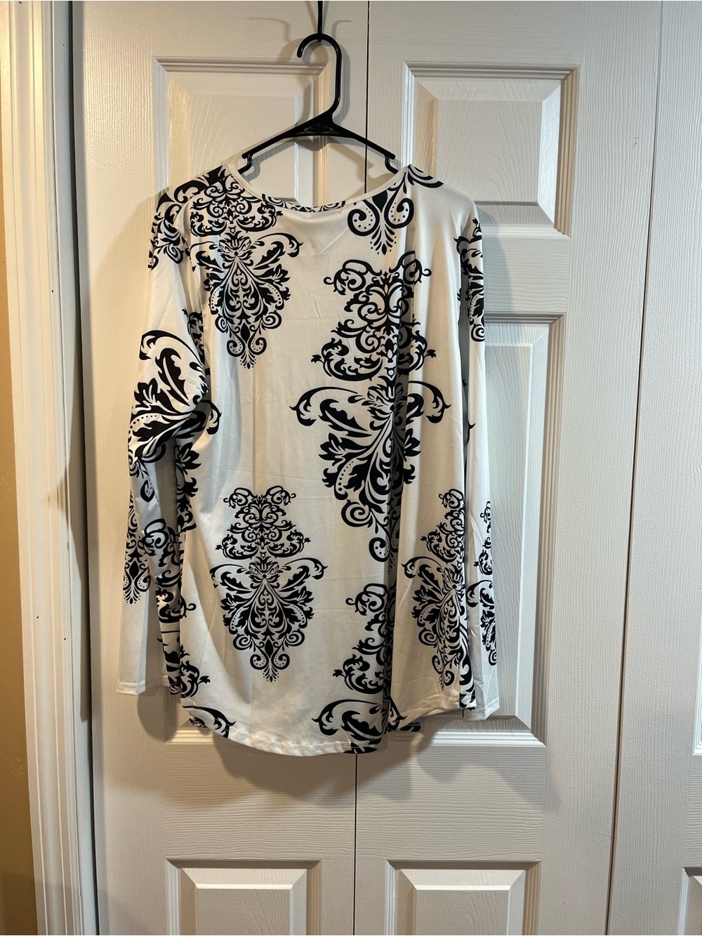 Black & White Printed Long Sleeve Blouse - Elegant Scroll Motif - Picture 5 of 5
